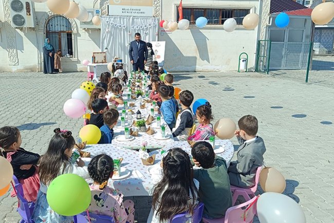 Bağlar'da minikler tekne orucu tuttu