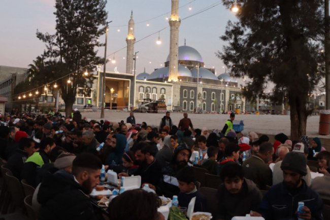 İHH Suriye'nin Humus kentinde her gün bin 500 kişiye iftar veriyor