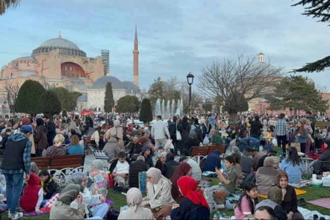 Güzel havayı fırsat bilen İstanbullu iftar için soluğu yeşil alanlarda aldı