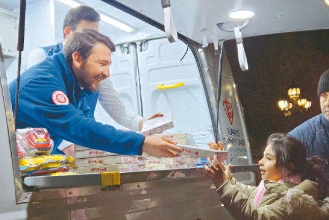 Camiden çıkan çocuklara hediye