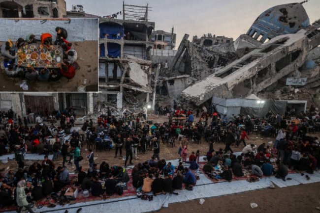 Gazze'de yıkıntılar arasında toplu iftar