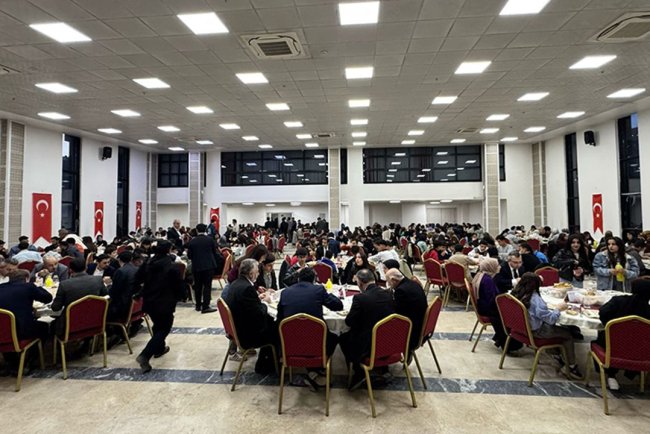 Hakkari Valisi Çelik, gençlerle iftarda buluştu