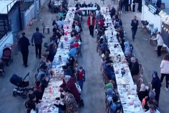 Yozgat'ta mahalle sakinleri imece usulü sokakta toplu iftar yaptı