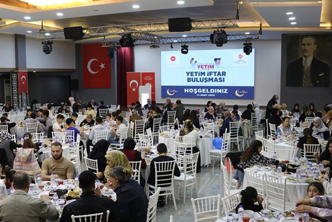 Mersin'de yetim iftarı düzenlendi
