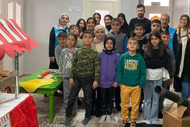 Minikler iyilik kolisi hazırladı