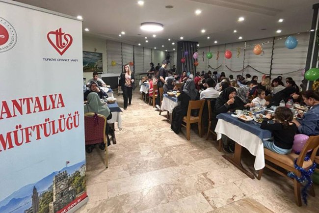 Antalya’da yetimler iyilik sofrasında bir araya geldi
