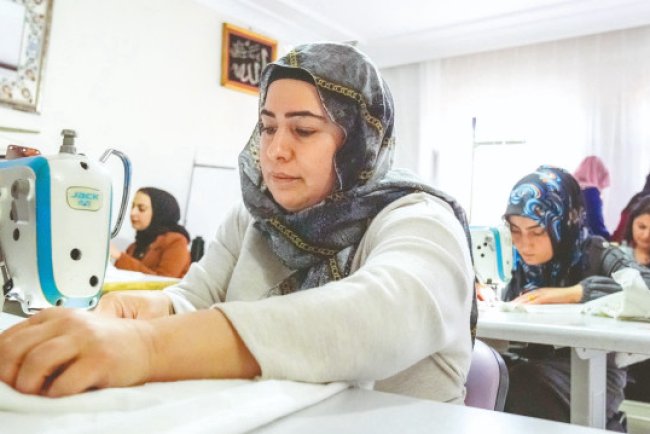 Depremzede çocuklara bayramlık hazırlıyorlar