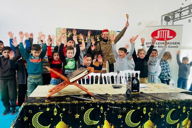 Köln'de minikler "tekne orucu" etkinliğinde buluştu