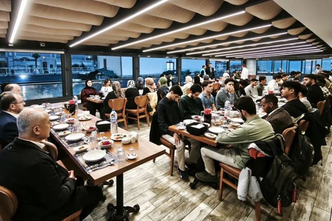 Bursa'da "İyilik Sofrası" gençler için kuruldu