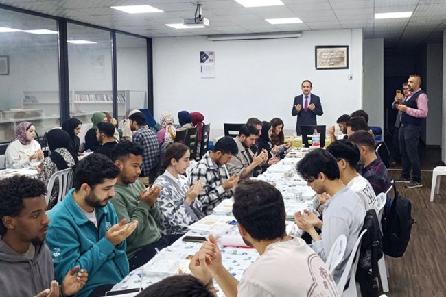 Diyanet Kitap Kahve'de gençlik iftarı düzenlendi