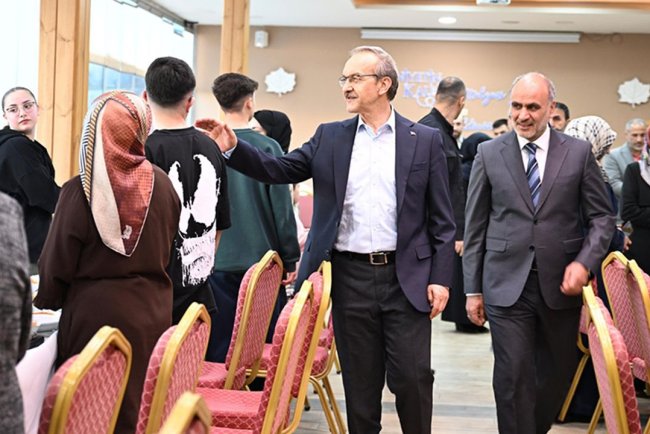 Vali Yavuz, yetimlerle iftar etti