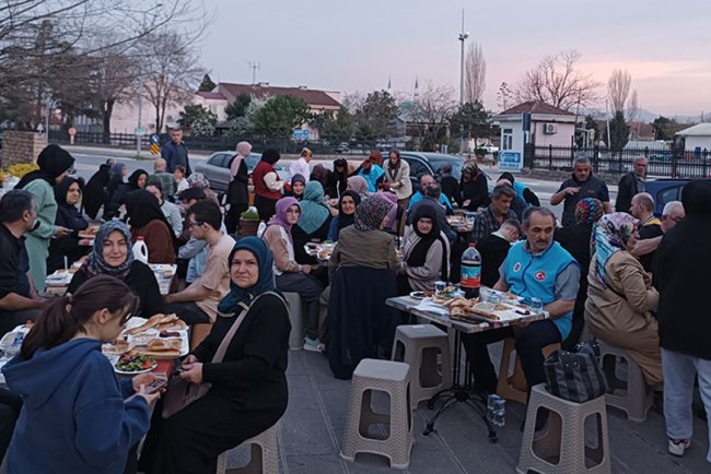 Sakarya'da işitme engelli bireyler iftar sevincini paylaştı