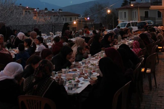 Doğanyol'da kadınlar sokak iftarında bir araya geldi