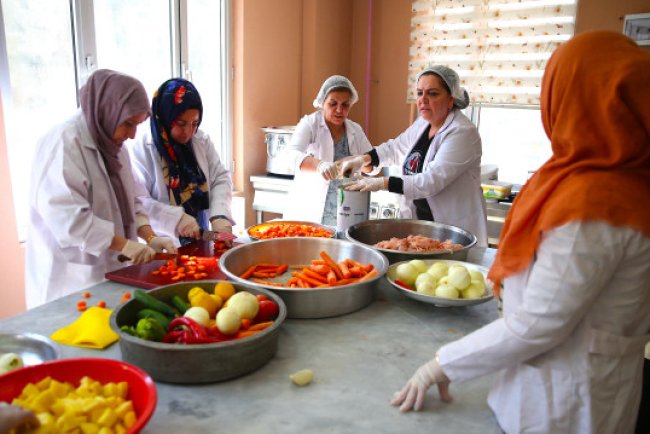 Diyarbakırlı kadınlardan Ramazan seferberliği: Her gün 500 kişinin iftar sofrasını kuruyorlar