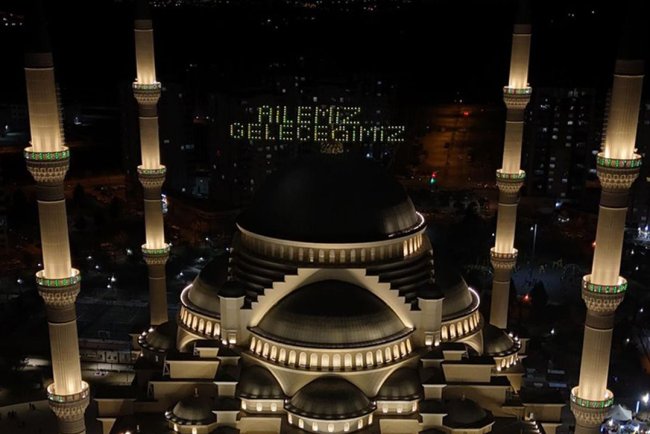 Ramazanın ikinci yarısında mahyalarda "aile" vurgusu