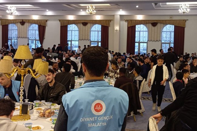 Malatya'da 2 bin 500 genç iyilik sofrasında buluştu