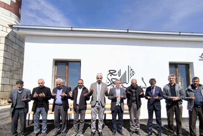 Baskil'de depremde hasar alan alan cami yeniden açıldı