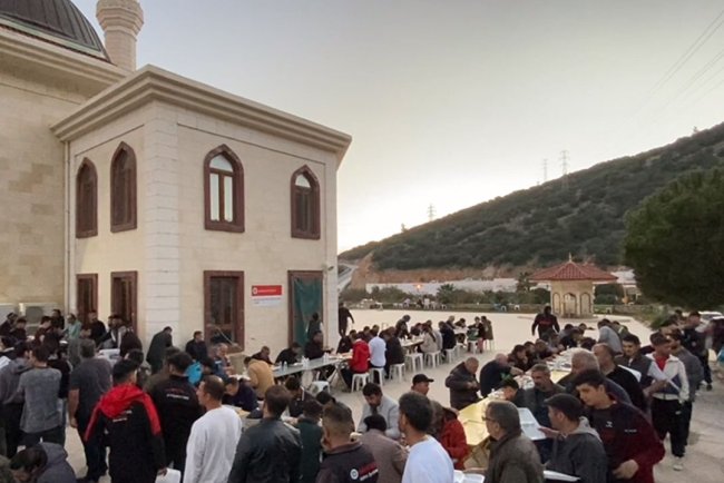 Bodrum'da cami gölgesinde geleneksel iftar