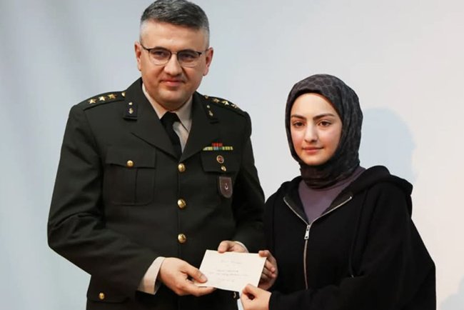 Darende'de "Çanakkale Ruhu"nu resmeden gençler ödüllendirildi