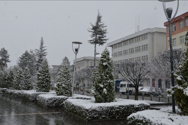 Bazı illerde soğuk hava ve kar yağışı etkili oluyor