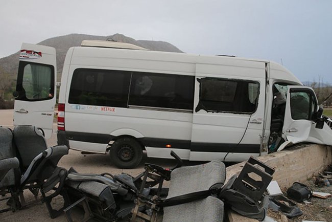Tokat'ta istinat duvarına çarpan işçi servisindeki 21 kişi yaralandı