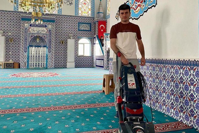 Üniversiteli gençler ramazanda camileri temizledi
