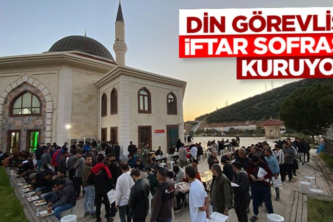 Bodrum'da bir imam, cami avlusunda iftar sofrası kuruyor