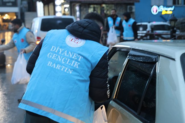 İftara yetişemeyenlere Diyanet gençlik yetişti