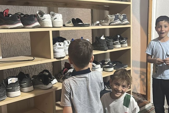 Aksaray'da camiye gelen çocuklara sürpriz