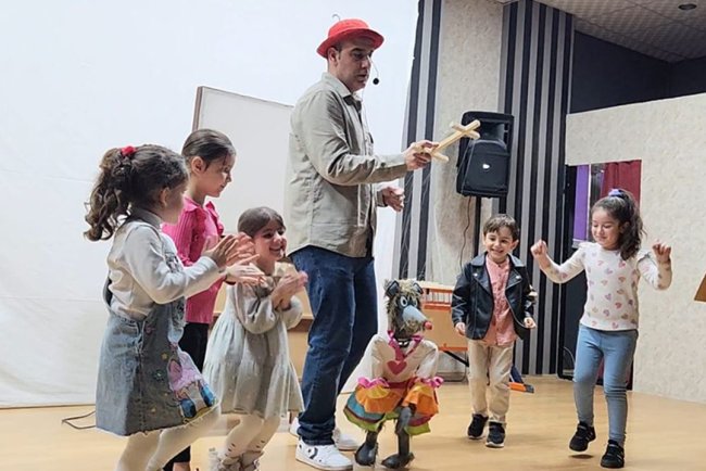 Solhan'da minikler kukla gösterisiyle eğlendi