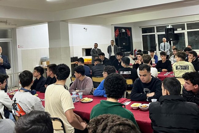 Müftü Biçer, Fen Lisesi öğrencileriyle iftar etti
