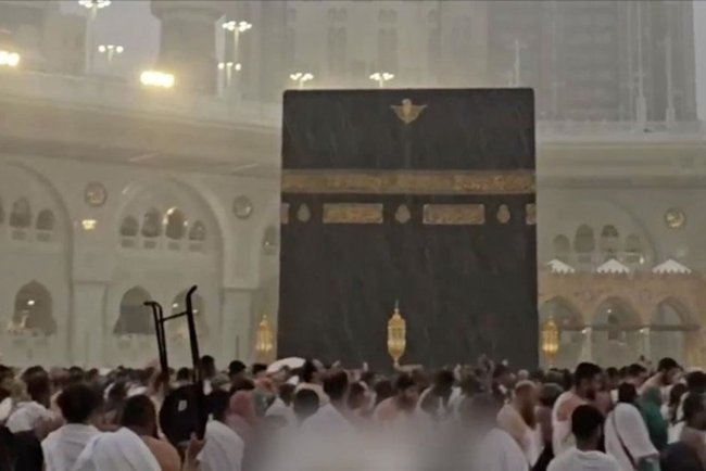 Mekke'de etkili olan sağanak Kabe'de güzel görüntüler oluşturdu