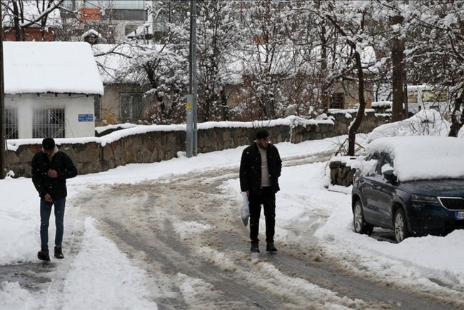Bazı illerde kar yağışı ve soğuk hava etkili oluyor