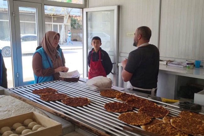 Adıyaman'da kadınlar 'zimem defteri' geleneği ile ihtiyaç sahibi ailelerin borçlarını kapatıyor