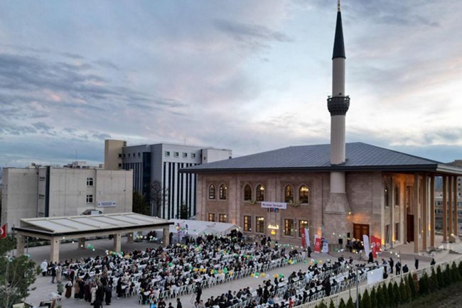 Gülhane Camii'nde geleneksel iftar yapıldı