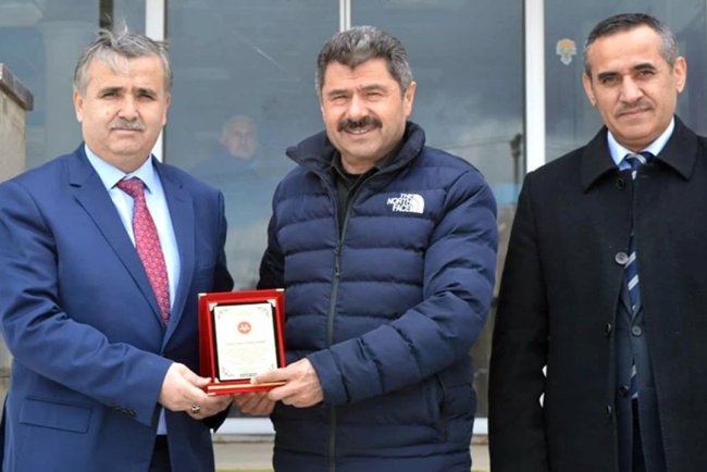 Elmadağ'da hayırseverlere plaket verildi