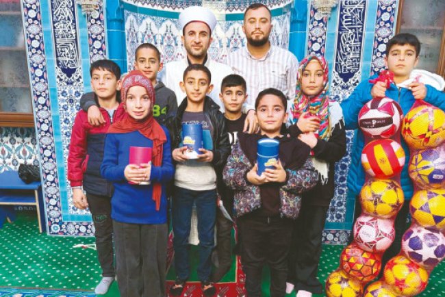 Miniklerin yüzü camide gülüyor