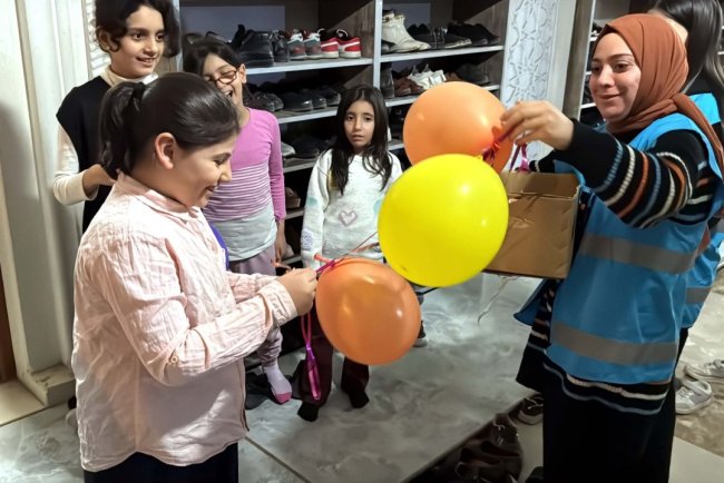 Üniversite öğrencilerinden Teravih namazına giden çocuklara hediyeler