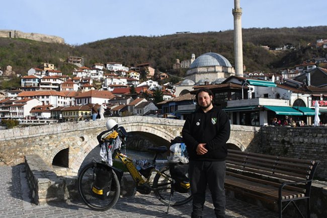Almanya'dan bisikletle hac yolculuğuna çıkan Türk genci, Prizren'e geldi