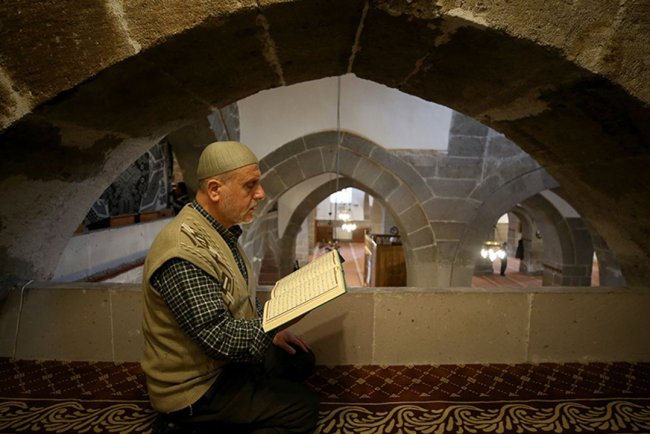 İtikaf için 25 yıldır tarihi camilerin kapılarını aralıyor