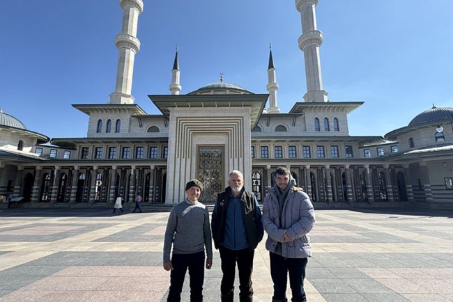 At sırtında yolculuk yapan İspanyol hacı adayları Beştepe Millet Camii'ni ziyaret etti