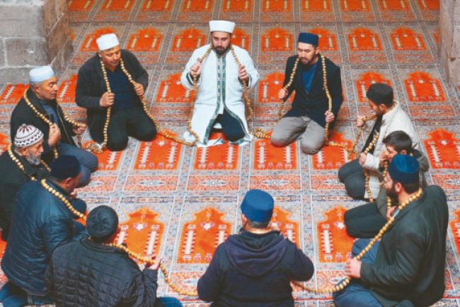 1111 taneli tespih sabırla çekiliyor