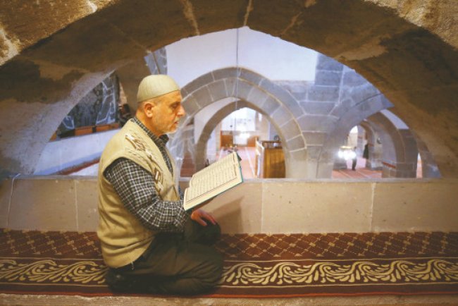 25 yıldır tarihi camilerde itikâfta