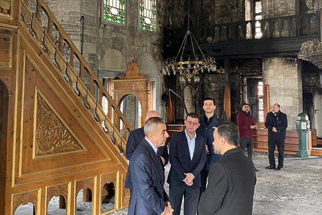 Beyoğlu'nda tarihi camide çıkan yangın söndürüldü