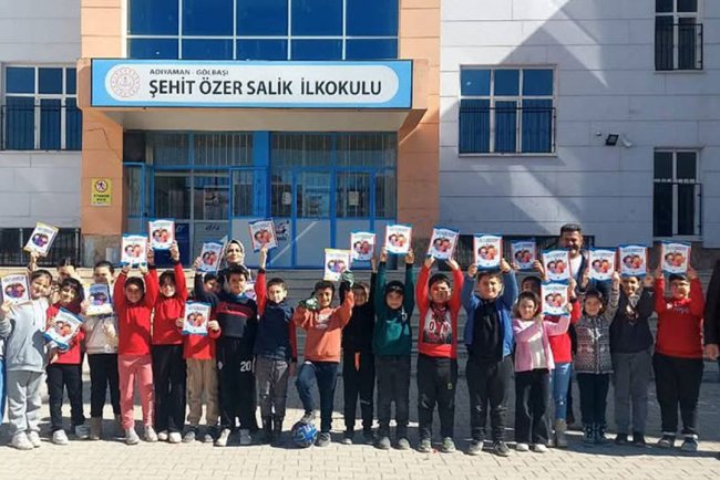 Gölbaşı Diyanet Gençlik okullara kitap bağışında bulundu