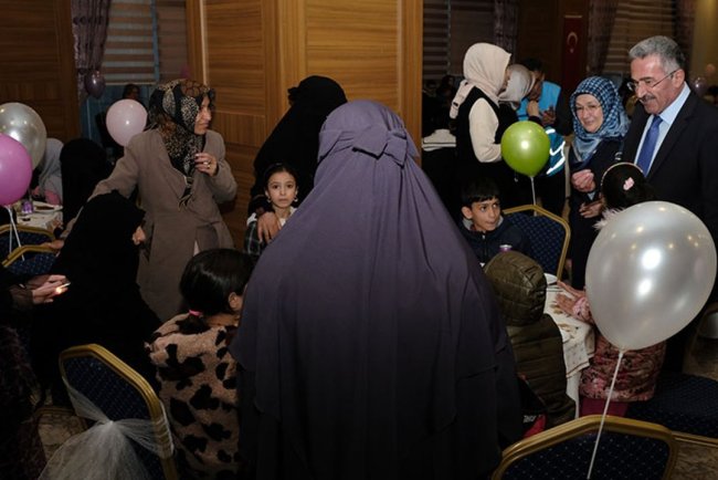 Kırşehir'de hayırseverler yetimlerle iftar etti