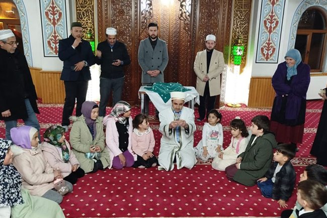 Hanak'ta minikler anneleriyle camide buluştu