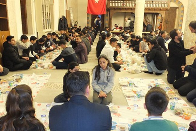 Keban'da duyarlı gençler iftarda bir araya geldi