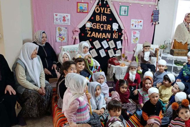 Anamur'da miniklerden "Yaşlılar Haftası" etkinliği