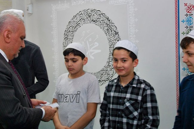 Karabük'te öğrencilere bayram harçlığı dağıtıldı